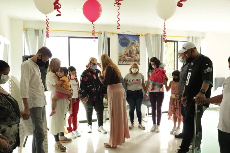 Familias en círculo durante un tiempo de oración