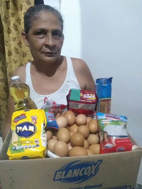 Señora con el mercado de alimentos que recibió