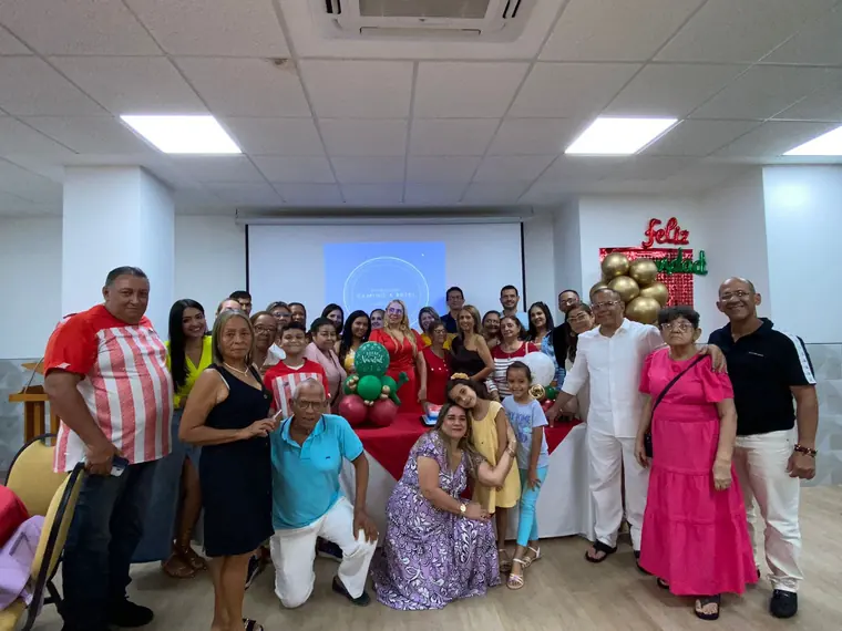 Familias celebrando juntas la Navidad