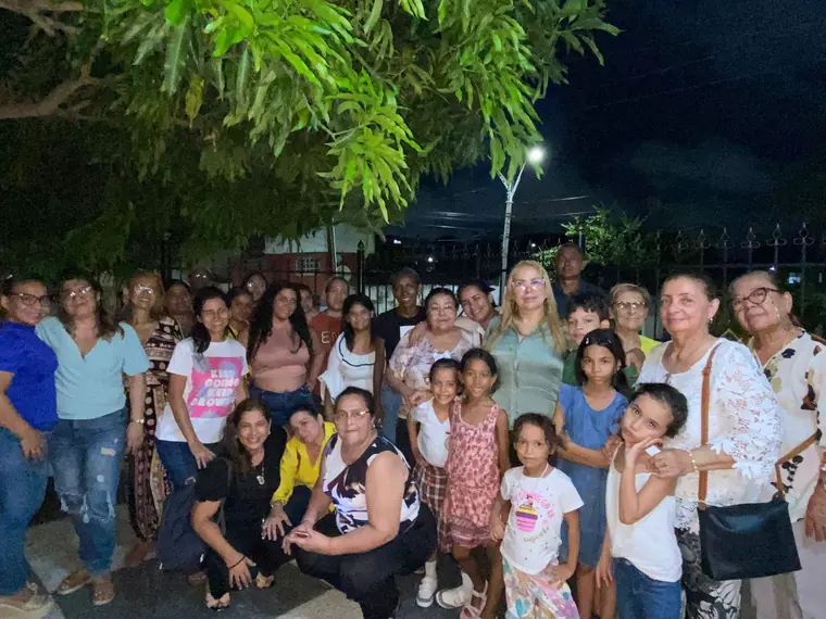 Mujeres y niños reunidos de noche en una jornada