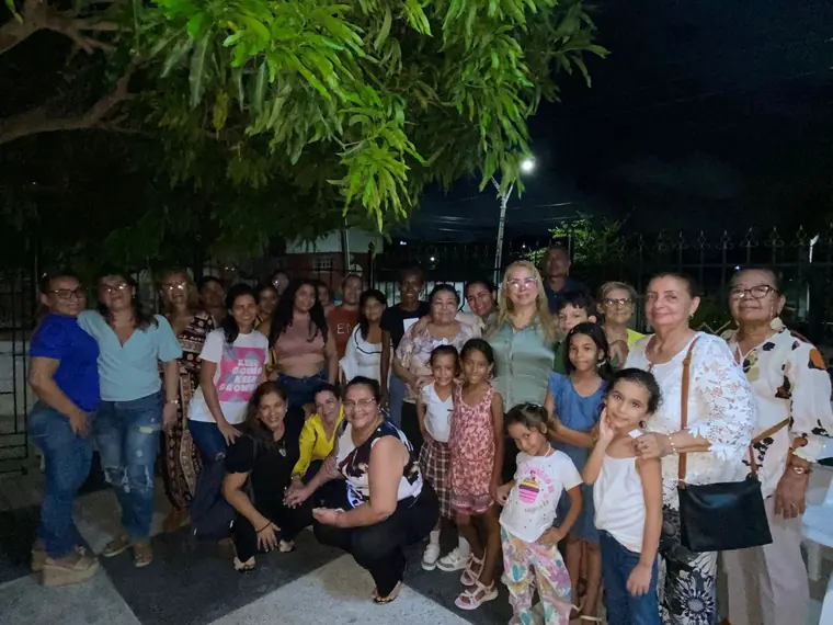 Mujeres y niños reunidos de noche en una jornada