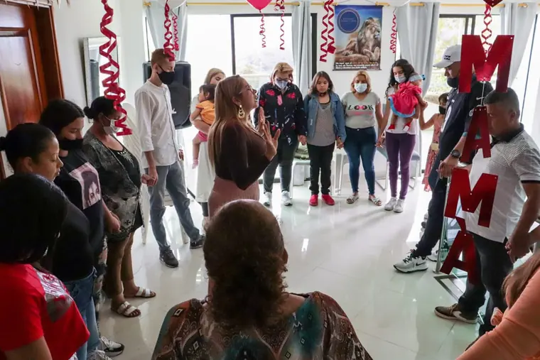Círculo de oración con familias