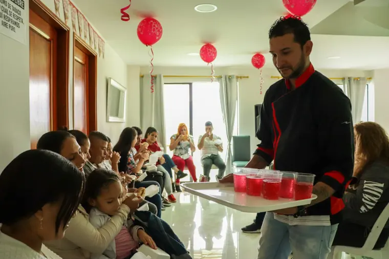 Voluntario repartiendo gelatinas a los asistentes
