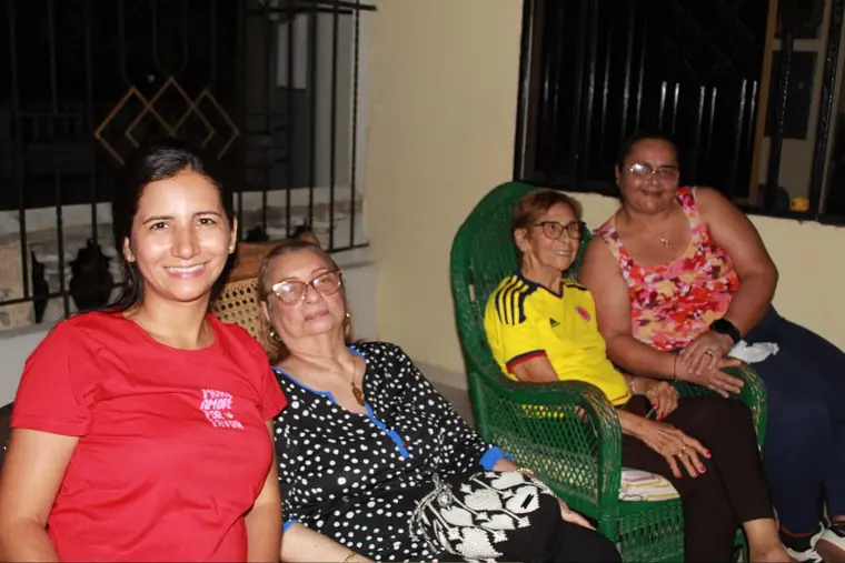 Mujeres sentadas conversando en el porche