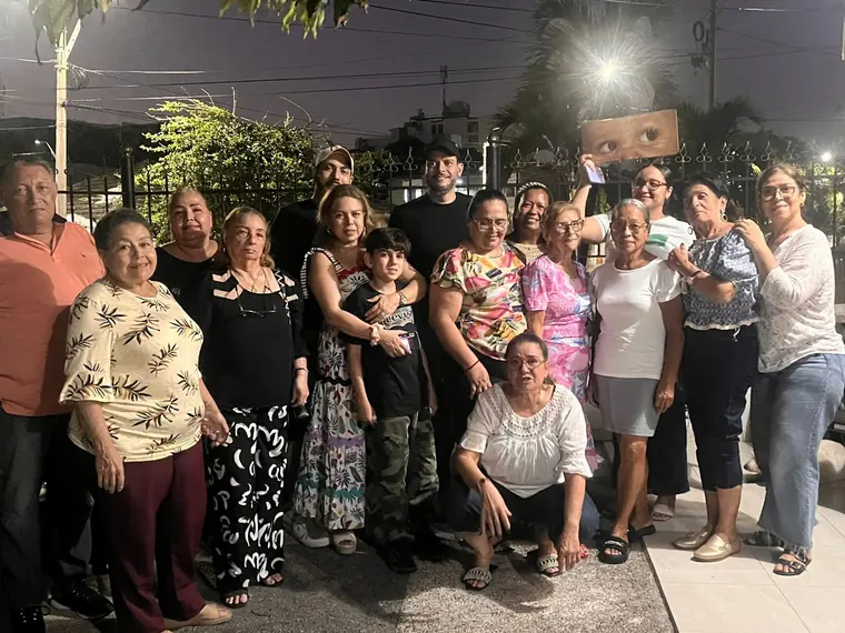 Grupo de mujeres y niños en una reunión nocturna