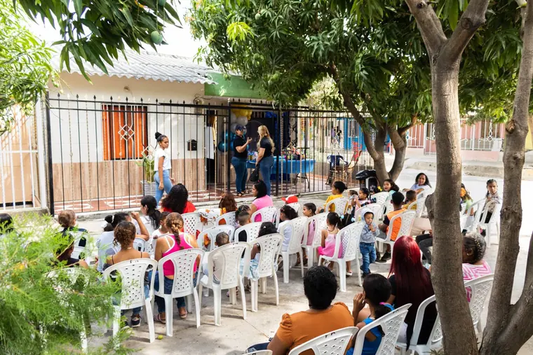 Jornada al aire libre con familias sentadas