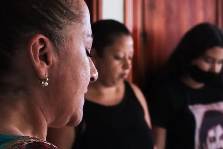 Mujeres en un momento de oración