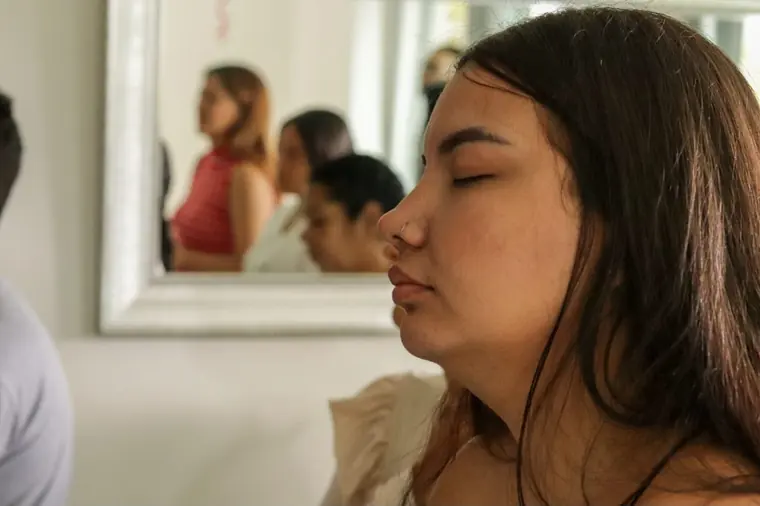 Joven con los ojos cerrados en oración