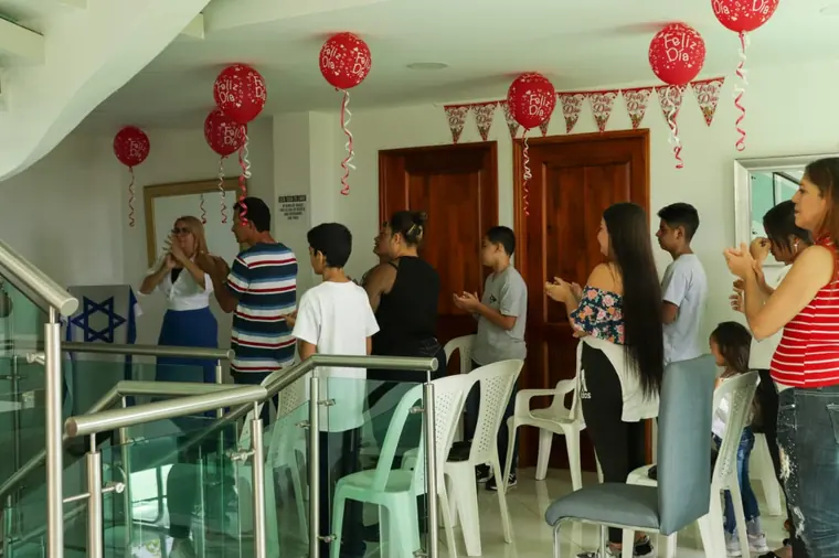 Asistentes conversando antes del encuentro