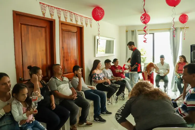 Familias reunidas en la sala durante la jornada