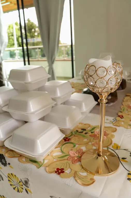Cajas de comida y candelabro dorado sobre una mesa