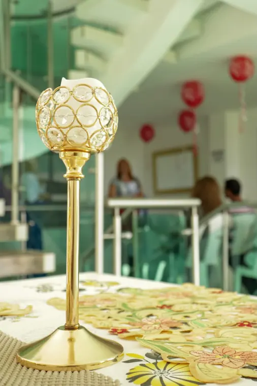 Candelabro dorado sobre la mesa decorada
